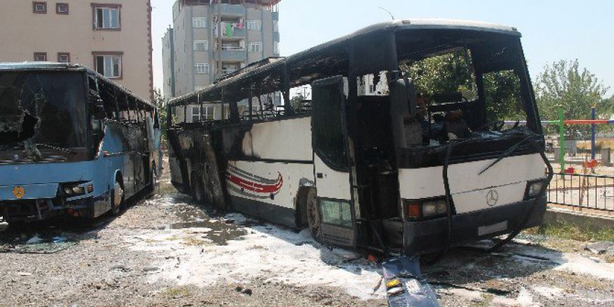 Dörtyol’da Park Halindeki 2 Otobüs Yandı