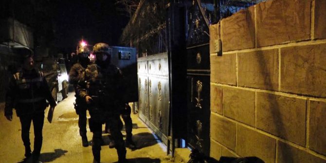 Şebeke Lideri Sahte Polis, Evini Kale Gibi Korumaya Çemberine Almış