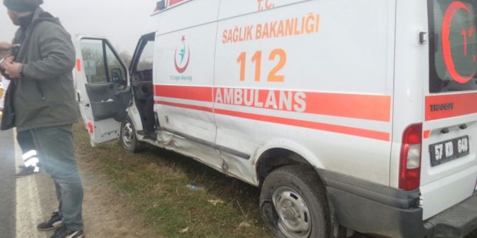 Sinop’ta Ambulansla Cip Çarpıştı