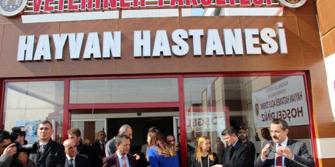 Bakan Çelik: "Siyasetçi Bilimin Ayağına Gelecek"