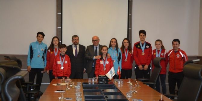 Madalyalı Genç Atletler Sevinçlerini Başkan Eşkinat İle Paylaştılar Ziyaret Etti