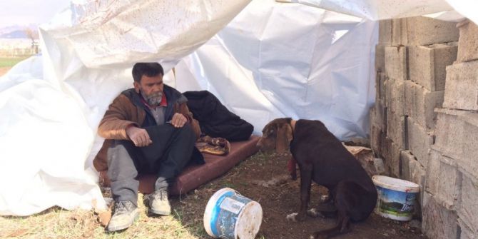 Kış Günü Köpekleriyle Dışarıda Yaşıyor