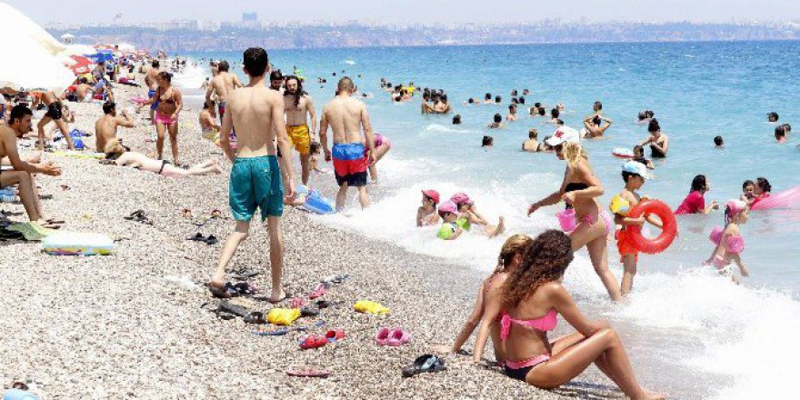 Antalyalılar Akşam Meydanları Gündüz Sahilleri Dolduruyor