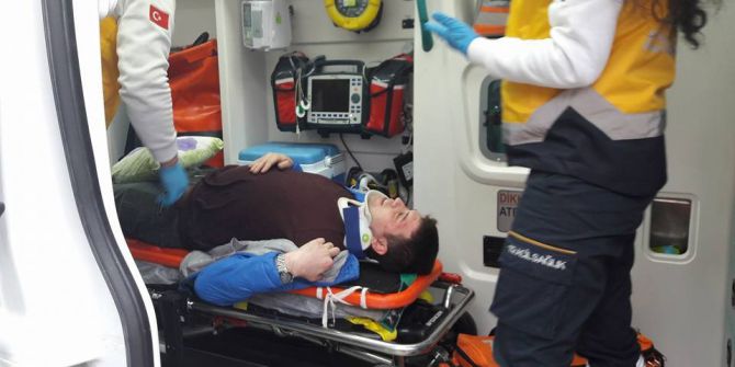 Otomobil Dereye Uçtu: 2 Yaralı