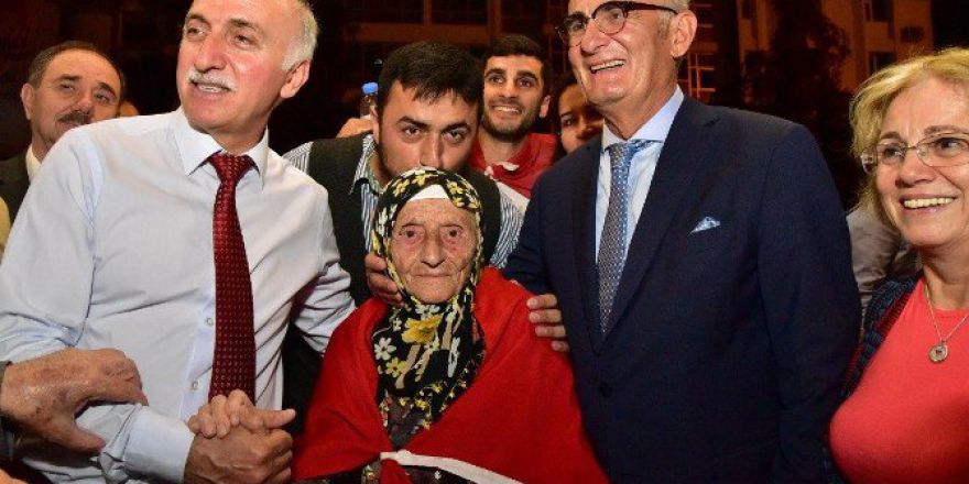 100 Yaşındaki Nine Demokrasi Nöbetinde