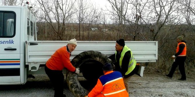 Büyükşehir Belediyesi Hurda Lastikler Toplayarak Hava Kirliliği Ve Haşere Üremesinin Önüne Geçiyor