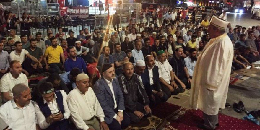 Şehitler İçin Teheccüd Namazı Kılındı