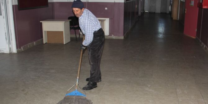 Veliler Okulu Gönüllü Temizliyor