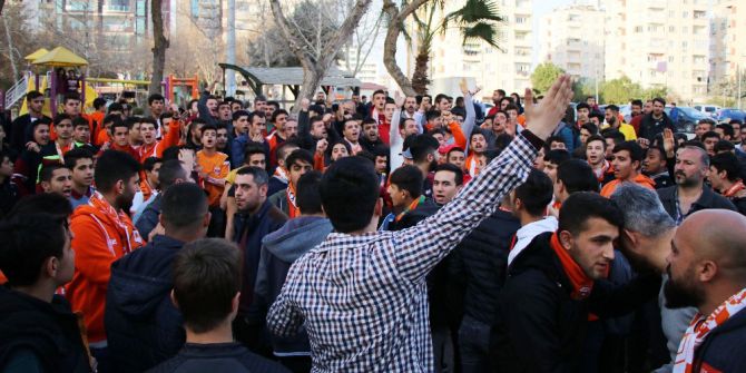 Adanaspor Antrenmanına Taraftar Protestosu