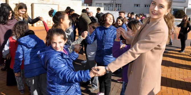 ‘Bir Yumak Mutluluk’ Roman Çocukları Isıttı