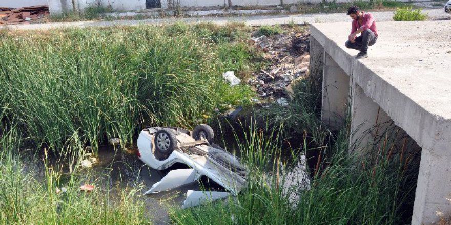 Sulama Kanalına Uçan Araçtan Kendi İmkanlarıyla Kurtuldu