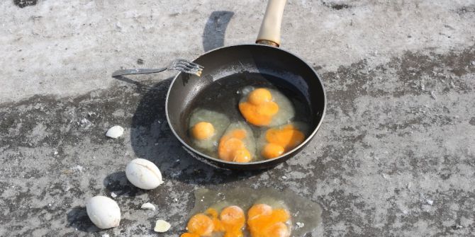 Ağrı’da Asfalta Kırılan Yumurtalar Dondu