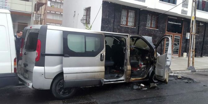 Esenler’de Park Halindeki Minibüs Alev Alev Yandı