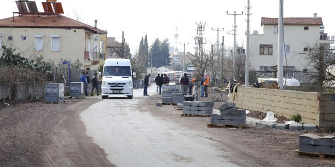 Döşemealtı Yalınlı Mahallesi Yolu Güzelleşiyor