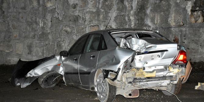 Otomobil Direğe Çarptı, İlçe Elektriksiz Kaldı