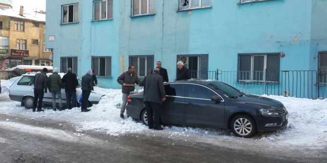 Çatıdan Düşen Kar İki Aracı Kullanılamaz Hale Getirdi