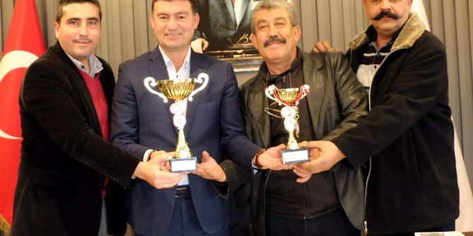 Efeler Kupalarını Başkan Akın’a Hediye Etti