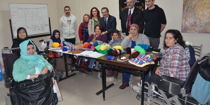 Engelli Kadınlar Hayata Örgü Şişleriyle Tutunuyor