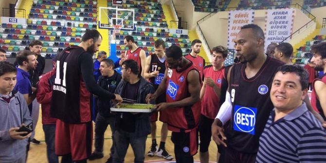 Taraftardan Best’e Baklava Ziyafeti