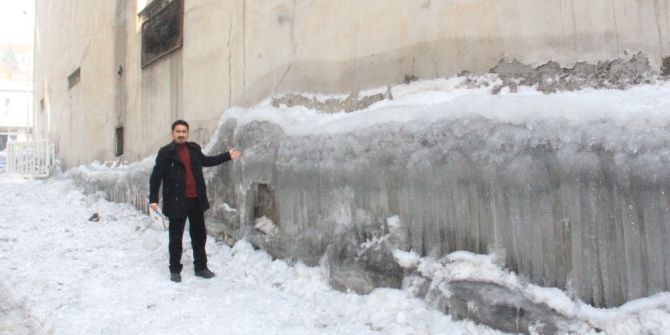 Hakkari’de Binaların Duvarları Buz Tuttu