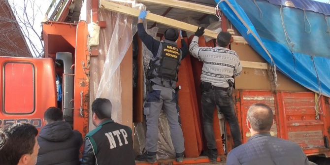 Kamyon Kasasındaki Ev Eşyaları Arasına Gizlenmiş 107 Kilo Esrar Maddesi Ele Geçildi