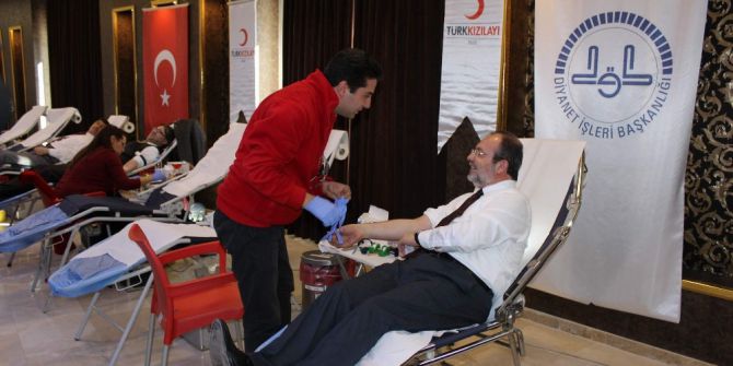 Diyanet İşleri Başkanı Prof. Dr. Mehmet Görmez Kızılay’a Kan Bağışında Bulundu