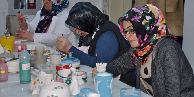 Hem Sanat Öğreniyor Hem De Ev Ekonomilerine Katkı Sağlıyorlar