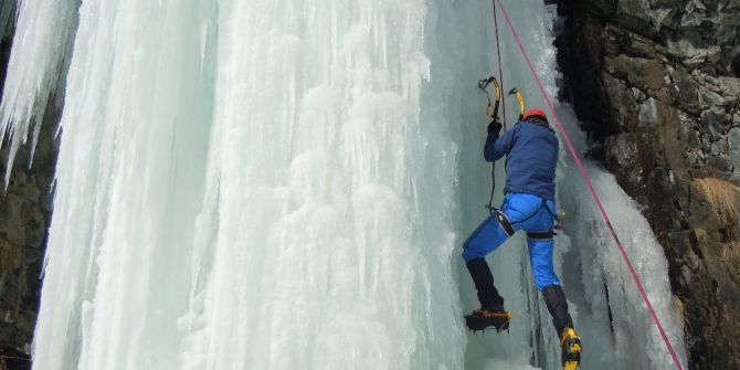 Donmuş Şelaleye Tırmandılar