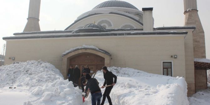 Hükümlülerden Cami Temizliği