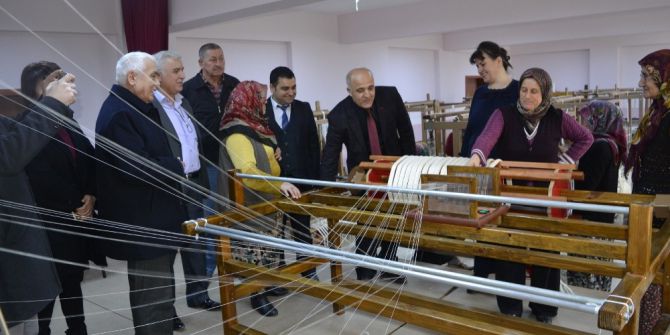 Dokuma Tezgahları Çekmen Bezi İçin Çalıştı