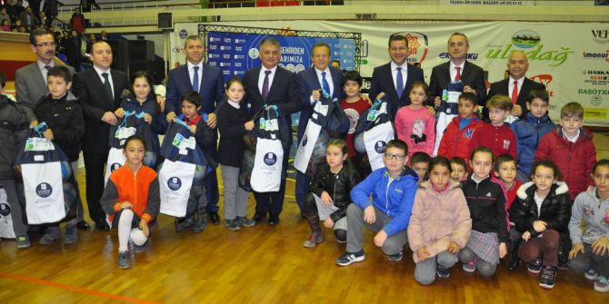 Büyükşehir Belediyesi Okullara 15 Bin Top Dağıttı