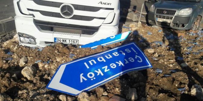 Tekirdağ’da Tır İle Hafif Ticari Araç Çarpıştı: 4 Yaralı