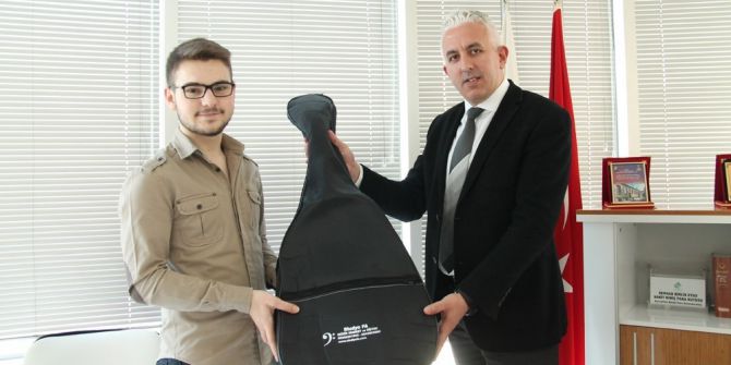 Otobüste Gitarı Kırılan Gence Yeni Gitar