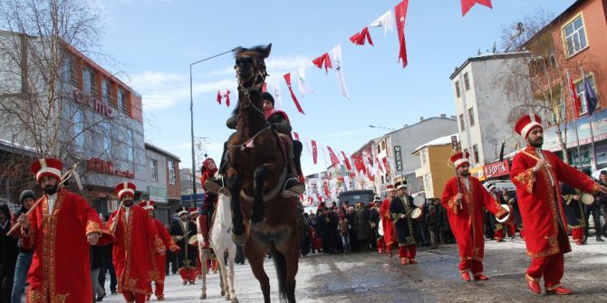 Kurtuluş Töreninde Şaha Kalkan Atlar Renkli Görüntü Oluşturdu