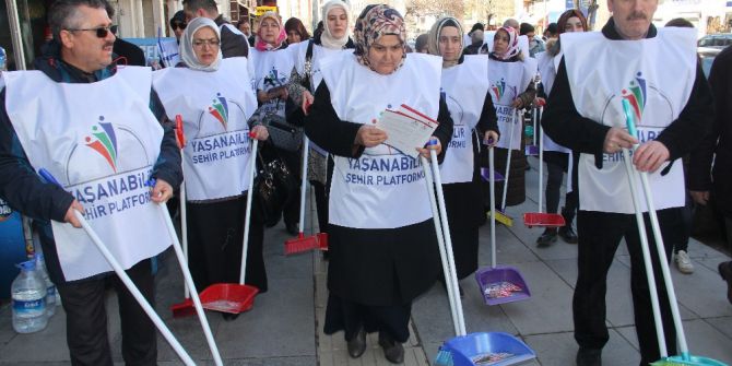 Yaşanabilir Şehir Platformundan “Süpürgeni Al Da Gel” Eylemi