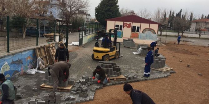 Ortaca Belediyesinden Okul Bahçesine Parke Taşı