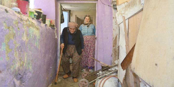 82 Yaşında Cami Nöbeti Tutan Fatma Sazan’ın Kızı Konuştu