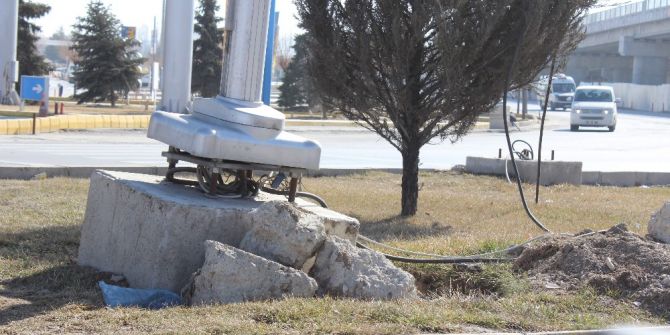 Afyonkarahisar’da Hayrete Düşüren Trafik Işığı Direği