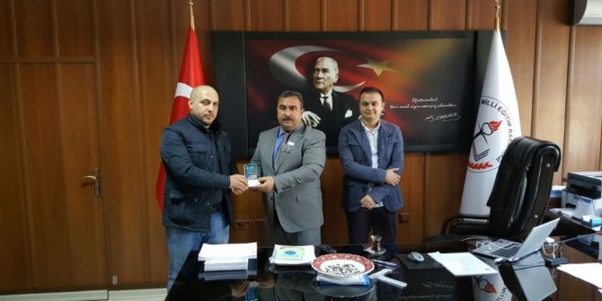 Okul Onarımına Destek Veren Milli Eğitim Müdürüne Teşekkür Plaketi