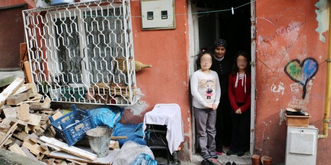 Üç Çocuğu İle Harabe Evde Yaşam Mücadelesi Veriyor
