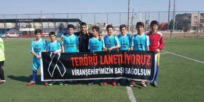 Futbolculardan Teröre Lanet Pankartı