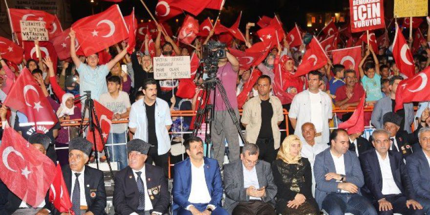 Eyyübiye Belediye Başkanı Mehmet Ekinci Demokrasi Nöbetinde