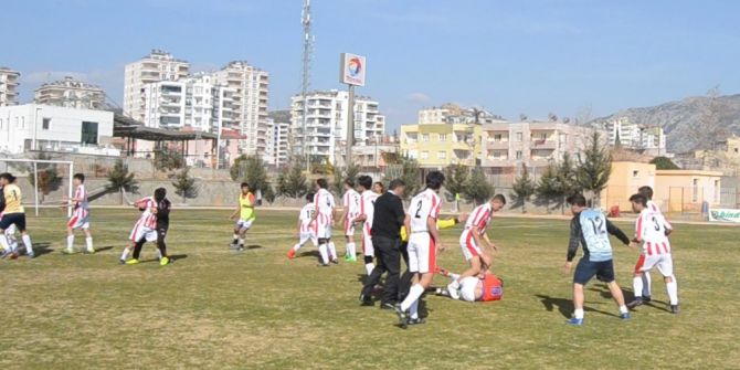 Amatör Maçta Futbolcular Tekme Tokat Kavga Etti