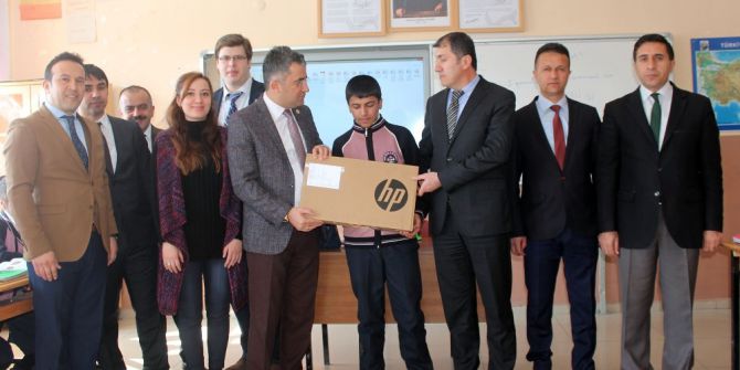 Kaymakam Çınar’dan Başarılı Öğrenciye Dizüstü Bilgisayar
