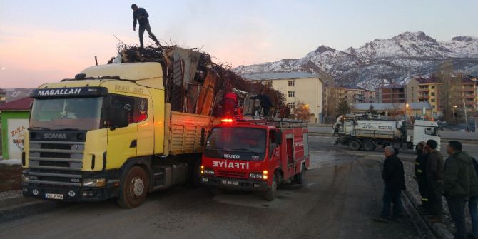 Tunceli’de Hurda Yüklü Araçta Yangın Çıktı