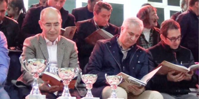 Maç Arasında Saha Ve Tribünlerde Kitap Okudular