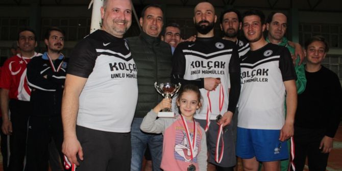 Ayvalık’ta Muhtarlar Derneği’nin Voleybol Turnuvasında Şampiyon Kayaspor Oldu
