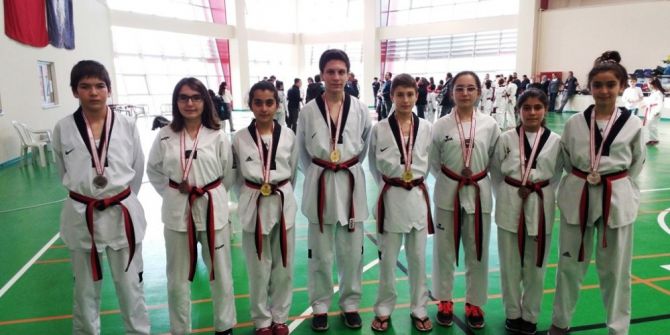 Ayvalıklı Tekvandocular Genç Ve Yıldızlar Kategorilerinde 11 Madalya İle Döndü
