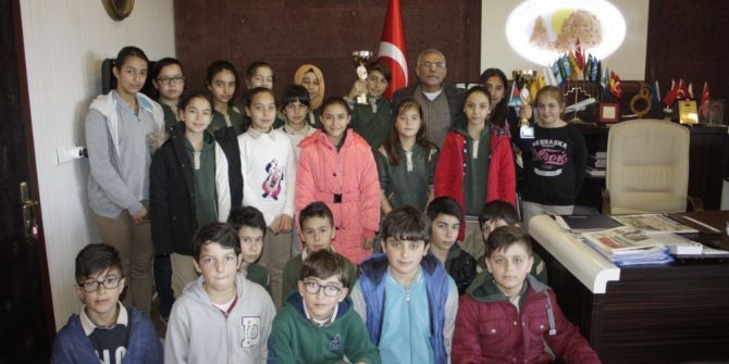 Uçhisarlı Hentbolcular Kupalarını Başkan Karaaslan’a Getirdi