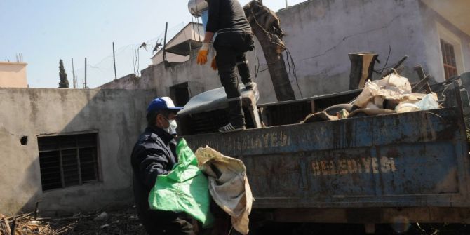 Evden 3 Römork Çöp Çıktı